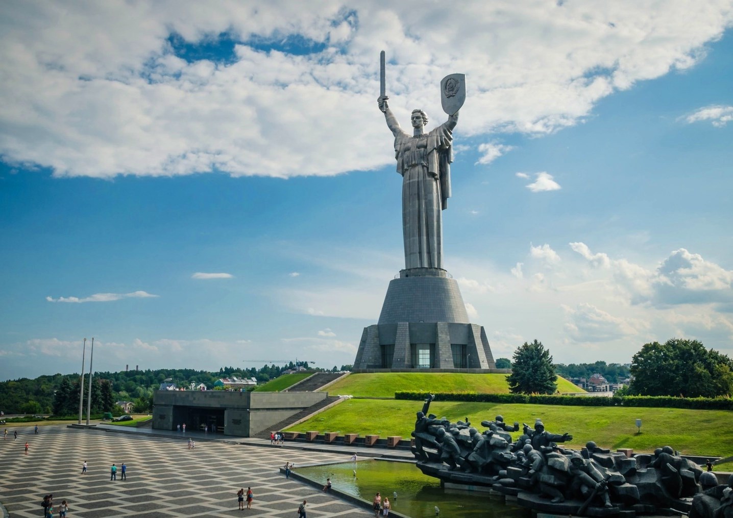 Монумент Батьківщині-матері в Києві фото