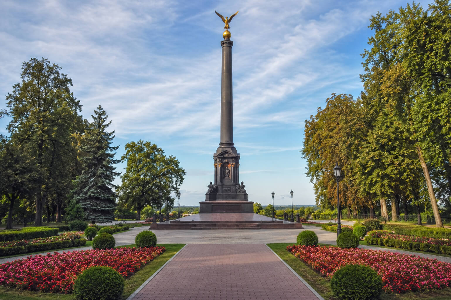 Корпусний сад у Полтаві та монумент Слави